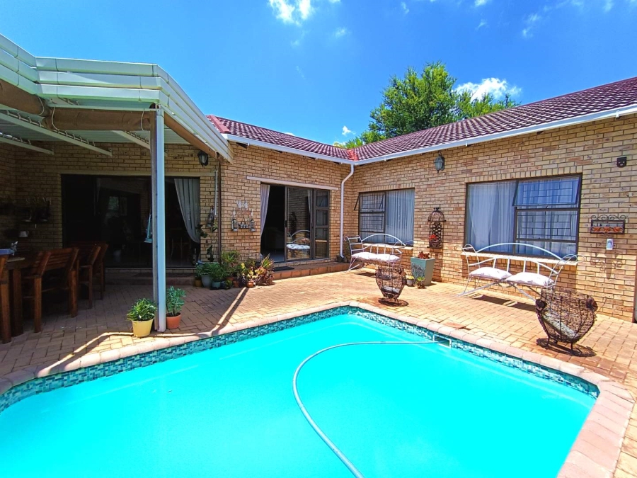 5 Bedroom Property for Sale in Langenhovenpark Free State